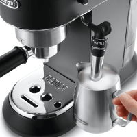 Рожковая кофеварка De'Longhi Dedica EC 685.BK